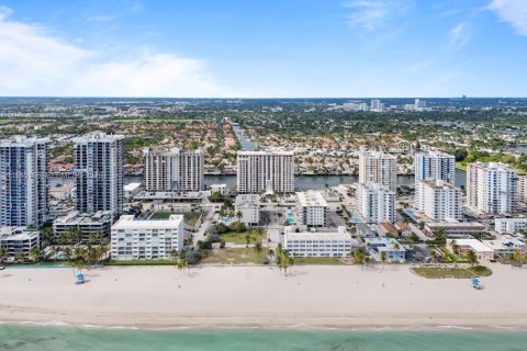 Condo in Hollywood, Florida, 2 bedrooms  № 2002645 - photo 20