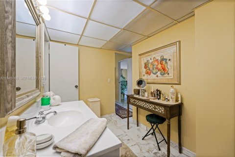 Condo in Hollywood, Florida, 2 bedrooms  № 2002645 - photo 10