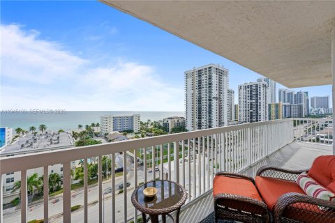 Condo in Hollywood, Florida, 2 bedrooms  № 2002645 - photo 3