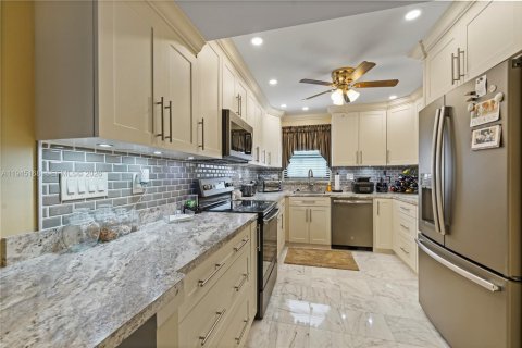 Condo in Hollywood, Florida, 2 bedrooms  № 2002645 - photo 12