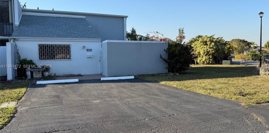 Таунхаус в Майами, Флорида 3 спальни, 131.18м2 № 2050396