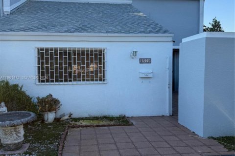 Купить таунхаус в Майами, Флорида 3 спальни, 131.18м2, № 2050396 - фото 2