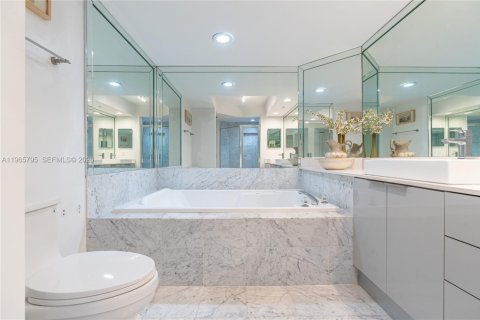 Condo in Sunny Isles Beach, Florida, 2 bedrooms  № 2081247 - photo 30