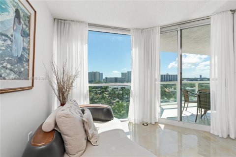 Condo in Sunny Isles Beach, Florida, 2 bedrooms  № 2081247 - photo 29