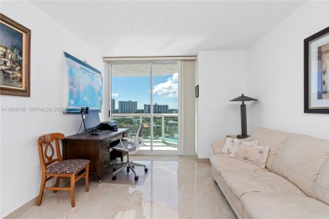 Condo in Sunny Isles Beach, Florida, 2 bedrooms  № 2081247 - photo 21