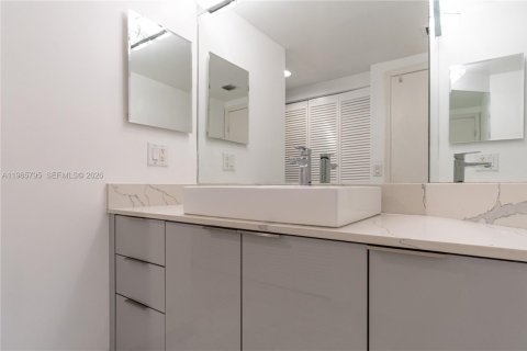 Condo in Sunny Isles Beach, Florida, 2 bedrooms  № 2081247 - photo 22