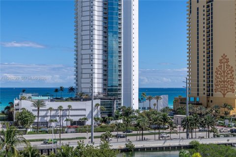 Condo in Sunny Isles Beach, Florida, 2 bedrooms  № 2081247 - photo 6