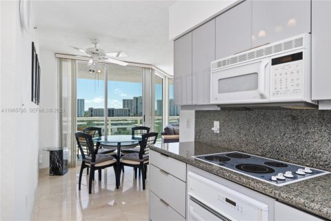 Condo in Sunny Isles Beach, Florida, 2 bedrooms  № 2081247 - photo 17