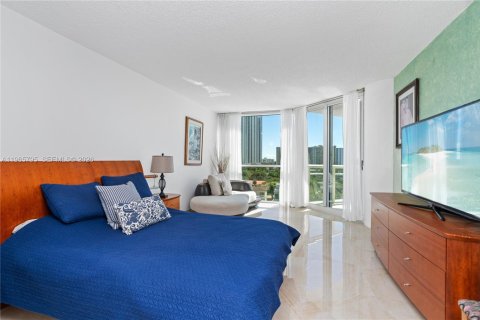 Condo in Sunny Isles Beach, Florida, 2 bedrooms  № 2081247 - photo 26