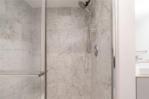 Condo in Sunny Isles Beach, Florida, 2 bedrooms  № 2081247 - photo 25