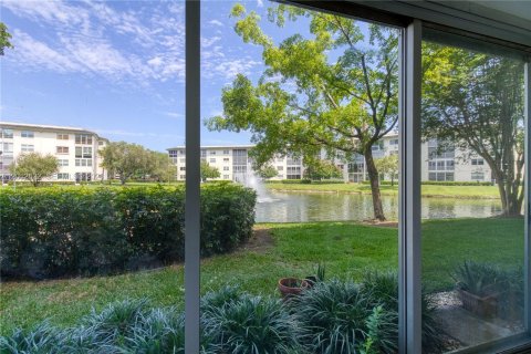 Condo in Coconut Creek, Florida, 2 bedrooms  № 2076255 - photo 16