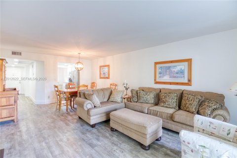 Condo in Coconut Creek, Florida, 2 bedrooms  № 2076255 - photo 13