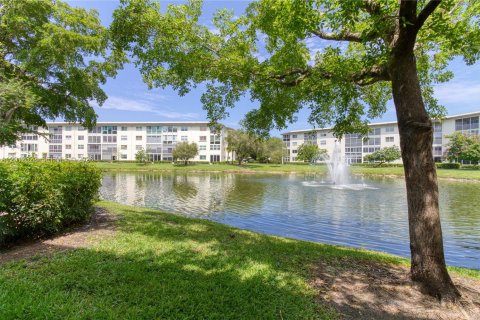 Condo in Coconut Creek, Florida, 2 bedrooms  № 2076255 - photo 19