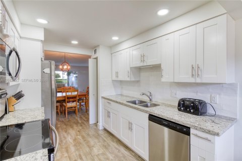 Condo in Coconut Creek, Florida, 2 bedrooms  № 2076255 - photo 9