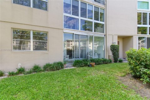Condo in Coconut Creek, Florida, 2 bedrooms  № 2076255 - photo 18