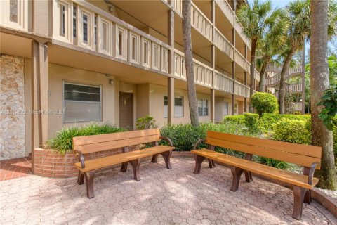 Condo in Coconut Creek, Florida, 2 bedrooms  № 2076255 - photo 4
