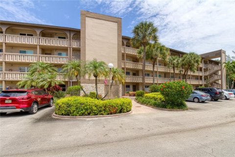 Condo in Coconut Creek, Florida, 2 bedrooms  № 2076255 - photo 2