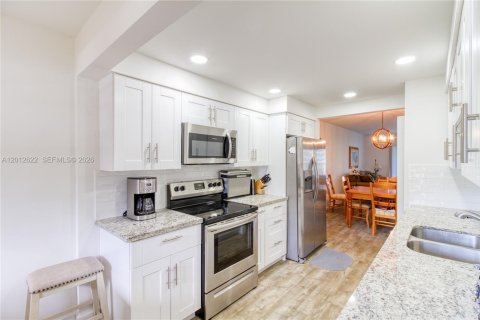 Condo in Coconut Creek, Florida, 2 bedrooms  № 2076255 - photo 8