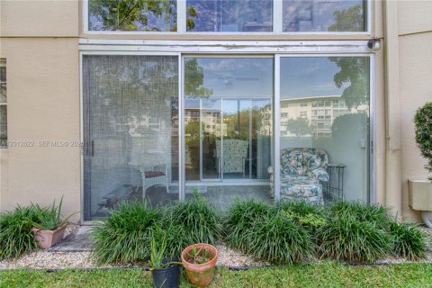 Condo in Coconut Creek, Florida, 2 bedrooms  № 2076255 - photo 17