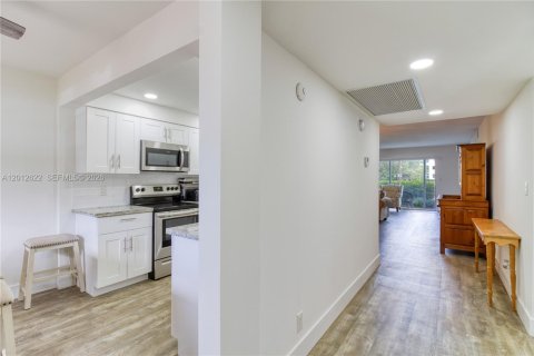 Condo in Coconut Creek, Florida, 2 bedrooms  № 2076255 - photo 12