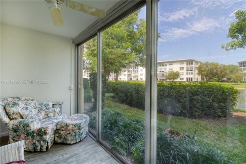 Condo in Coconut Creek, Florida, 2 bedrooms  № 2076255 - photo 15
