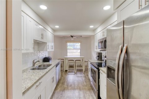 Condo in Coconut Creek, Florida, 2 bedrooms  № 2076255 - photo 10
