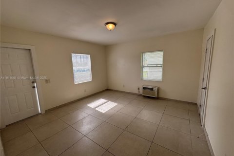 Apartamento en alquiler en Hollywood, Florida, 2 dormitorios, 959.96 m2 № 1967549 - foto 4