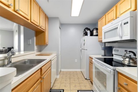 Condo in Sarasota, Florida, 2 bedrooms № 2370979 - photo 9