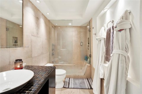 Condo in Miami, Florida, 1 bedroom  № 1882432 - photo 15