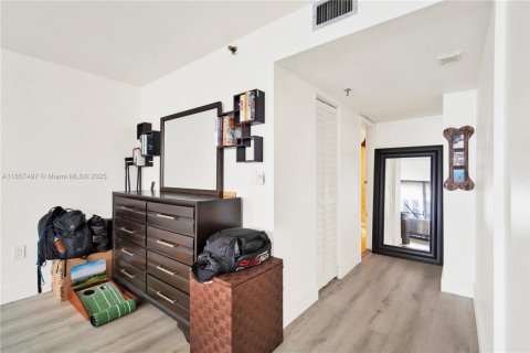 Condo in Miami, Florida, 1 bedroom  № 1882432 - photo 13