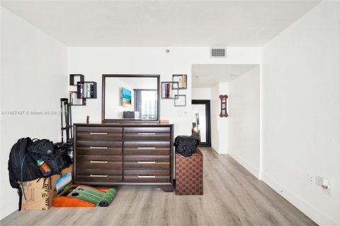 Condo in Miami, Florida, 1 bedroom  № 1882432 - photo 12