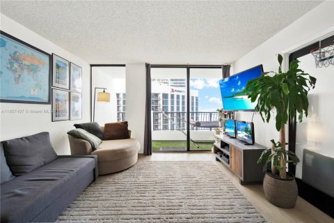 Condo in Miami, Florida, 1 bedroom  № 1882432 - photo 2
