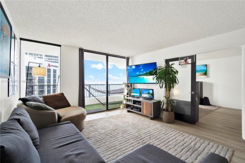 Condo in Miami, Florida, 1 bedroom  № 1882432 - photo 4