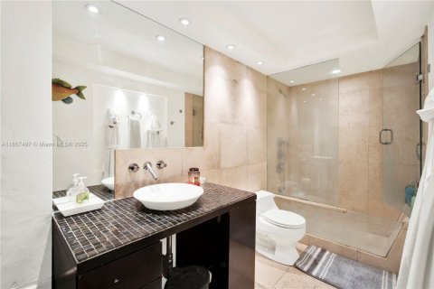 Condo in Miami, Florida, 1 bedroom  № 1882432 - photo 14
