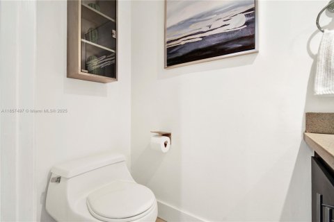 Condo in Miami, Florida, 1 bedroom  № 1882432 - photo 22