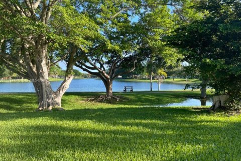 Condo in Miami, Florida, 3 bedrooms  № 1993254 - photo 1