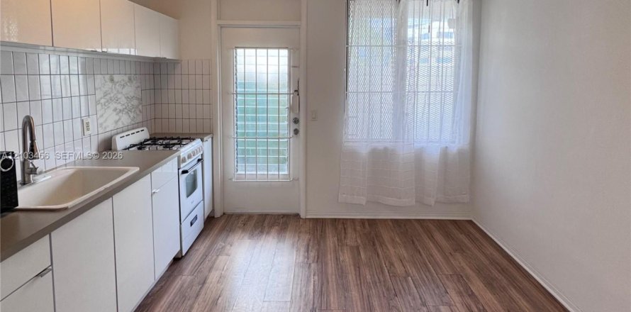 Condominio en Miami Beach, Florida, 1 dormitorio  № 2424445