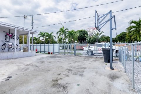 House in Hialeah, Florida 6 bedrooms, 226.77 sq.m. № 2004253 - photo 25