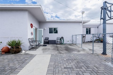 House in Hialeah, Florida 6 bedrooms, 226.77 sq.m. № 2004253 - photo 29