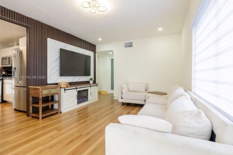 House in Hialeah, Florida 6 bedrooms, 226.77 sq.m. № 2004253 - photo 10