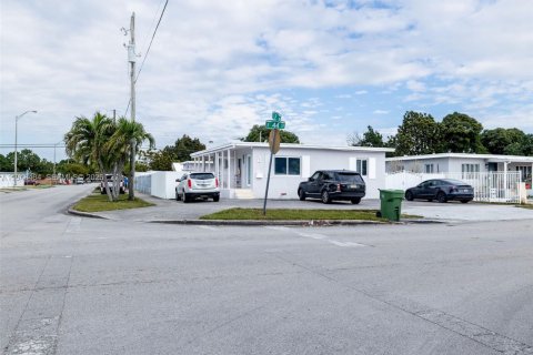 House in Hialeah, Florida 6 bedrooms, 226.77 sq.m. № 2004253 - photo 2