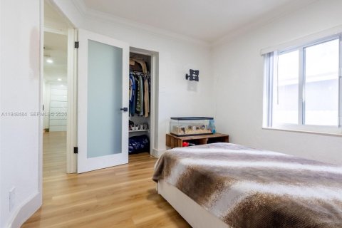 House in Hialeah, Florida 6 bedrooms, 226.77 sq.m. № 2004253 - photo 17