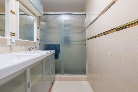 House in Hialeah, Florida 6 bedrooms, 226.77 sq.m. № 2004253 - photo 14