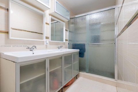 House in Hialeah, Florida 6 bedrooms, 226.77 sq.m. № 2004253 - photo 15