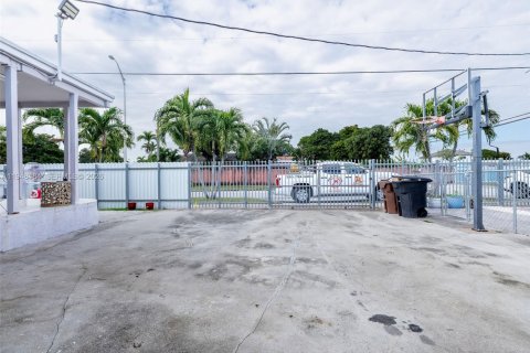 House in Hialeah, Florida 6 bedrooms, 226.77 sq.m. № 2004253 - photo 26