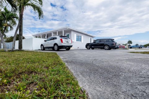 Casa en Hialeah, Florida 6 dormitorios, 226.77 m2 № 2004253