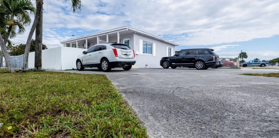 House in Hialeah, Florida 6 bedrooms, 226.77 sq.m. № 2004253