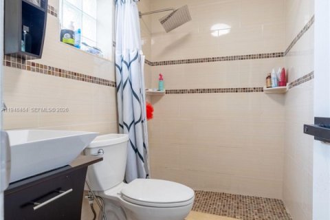 House in Hialeah, Florida 6 bedrooms, 226.77 sq.m. № 2004253 - photo 21