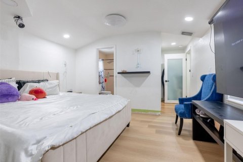 House in Hialeah, Florida 6 bedrooms, 226.77 sq.m. № 2004253 - photo 20