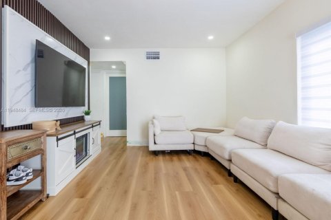 House in Hialeah, Florida 6 bedrooms, 226.77 sq.m. № 2004253 - photo 9